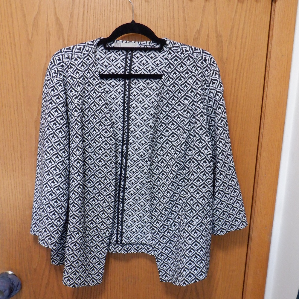Roz & Ali b&w open front jacket. Size 1X